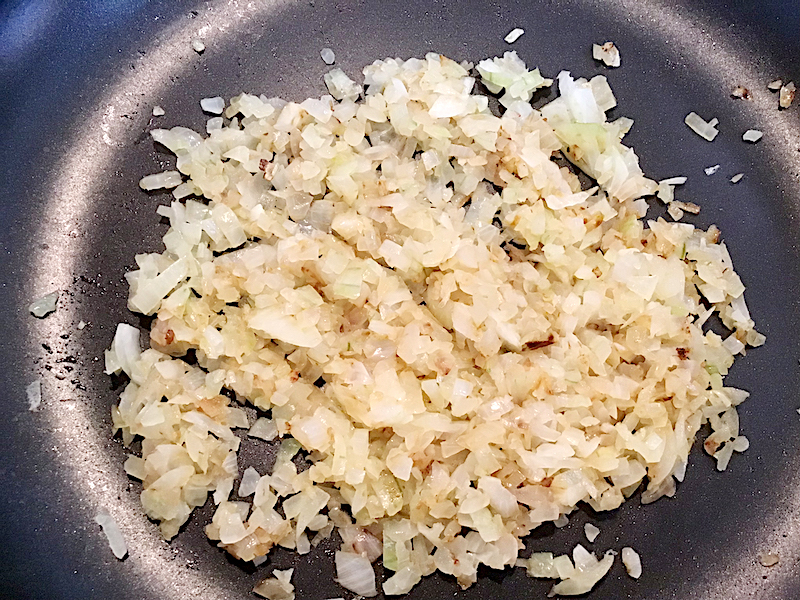 にんたま塩麴×オリーブクエストで極楽ソース　玉ねぎを炒める