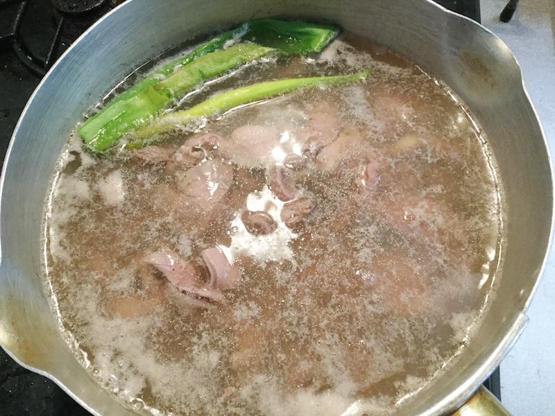 鍋にネギを入れて湯を沸騰させ、2を投入して再沸騰させて2分半経ったらザルに取って水分を切り、冷ます