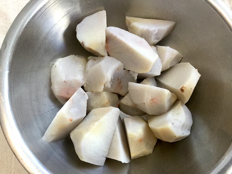 オリーブオイルを使って里芋の唐揚げ：ゆでて皮をむき、一口大に切る