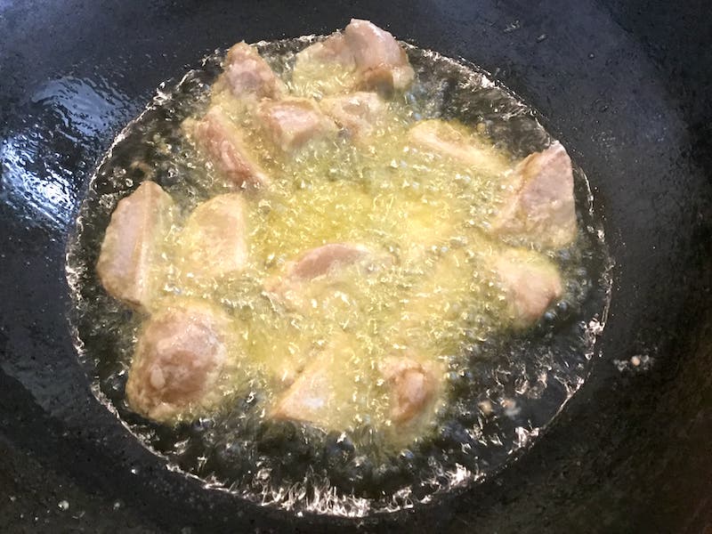 オリーブオイルを使って里芋の唐揚げ：箸で転がしながらまんべんなく揚げる
