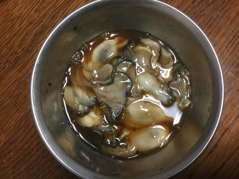 冬の牡蠣（かき）のオイル漬け：醤油と酒で下味をつける