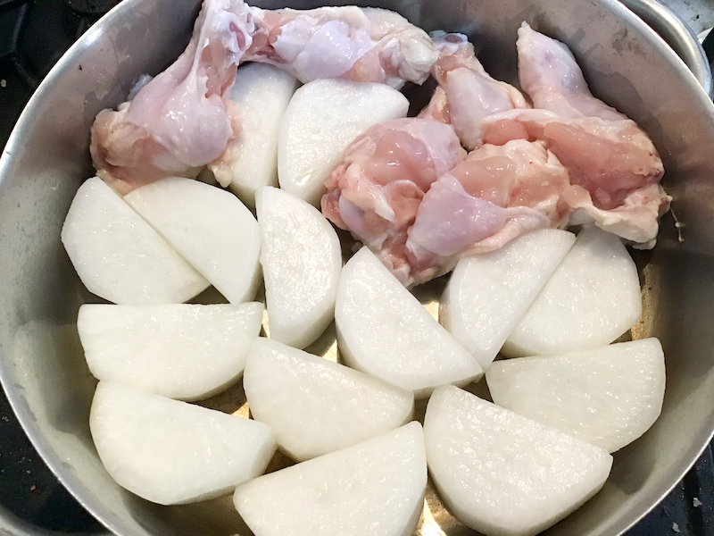 大根と手羽元のオイル焼き煮：鍋に平らに並べる