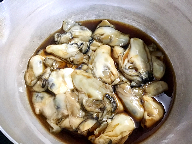 牡蠣の燻製オリーブオイル漬け：下味をつける