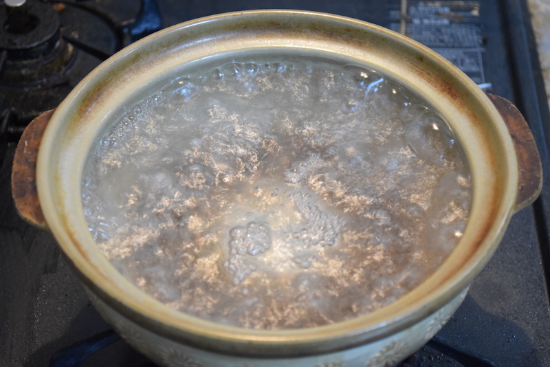 土鍋に水600mlを入れ、火にかけて沸騰させる
