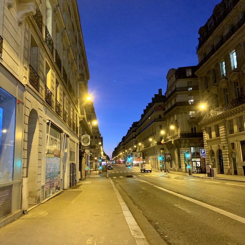 明け方5時のパリの街