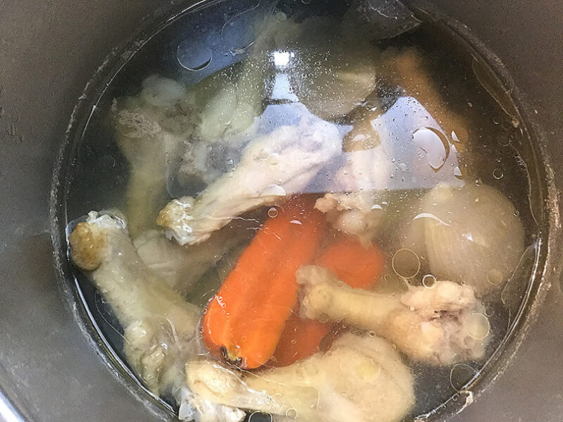 冷めるとこんな澄んだスープが取れる