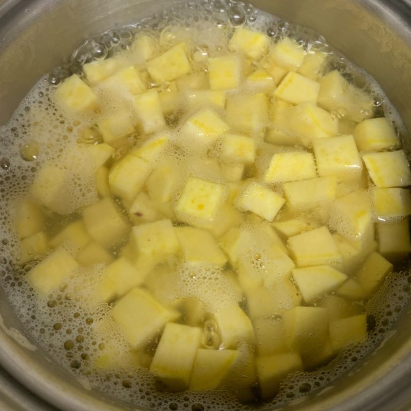 さつま芋はサイコロ状に切り、茹でる