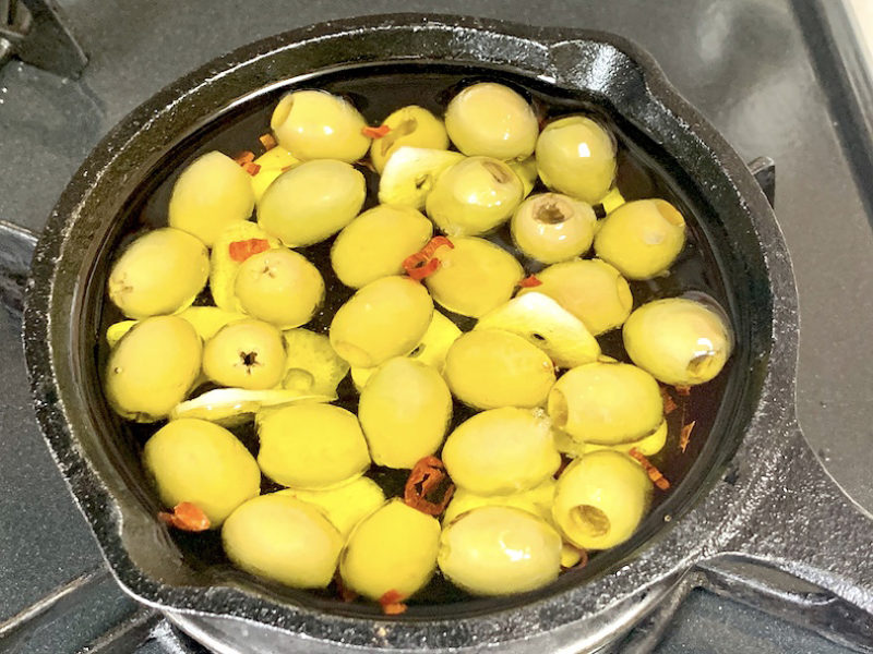 鍋にオリーブの実・塩を入れ、オリーブオイルをかぶるくらいに注ぐ