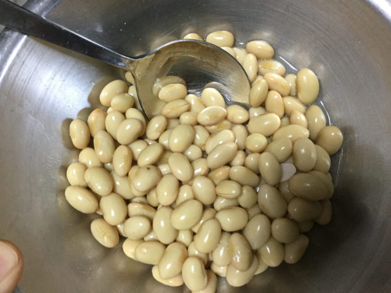 ネバネバ”納豆水”と大豆をよく混ぜる