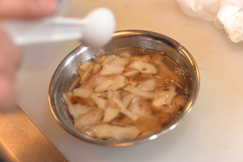 ポテトサラダに使った剥いた側を15分くらい薄い塩水に浸します