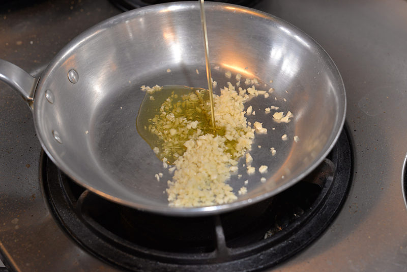 鍋にオイルをいれ、にんにくをいれ必ず弱火で5分ほど炒めます
