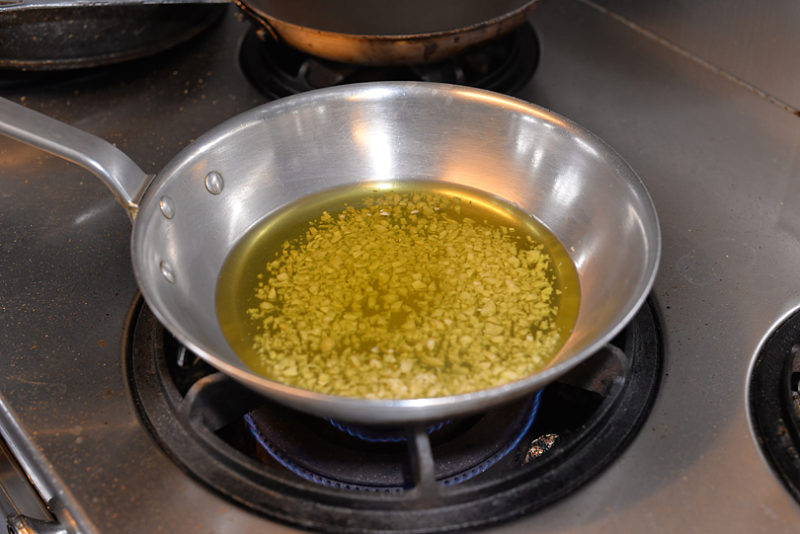 鍋にオイルをいれ、にんにくをいれ必ず弱火で5分ほど炒めます