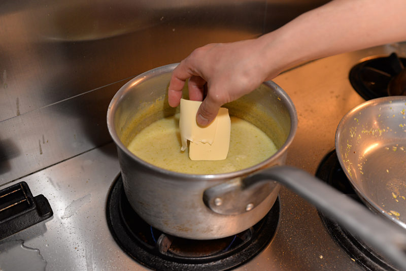 仕上げにバターをいれて溶かし終わったら、お皿にいれます