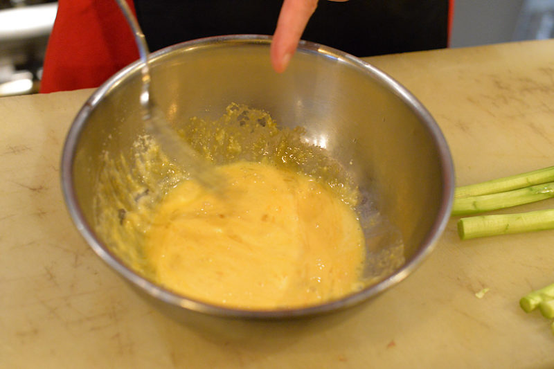 ボウルに卵、生クリームとチーズを入れて混ぜてゆきます