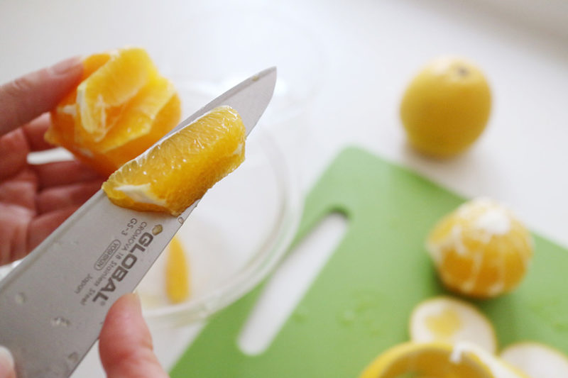 実を外し終えたあとの柑橘のわたの部分、むいた外皮に残った実の部分を絞って果汁を取る