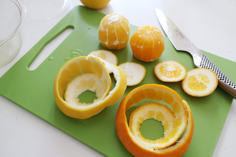 柑橘の外皮をむき、ナイフを使って実を外す