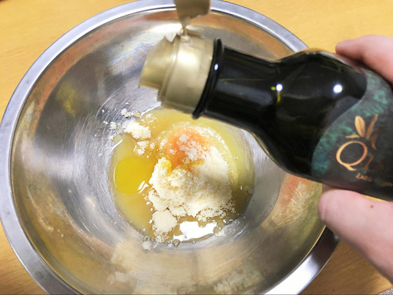 オリーブオイル、砂糖、卵をボウルに入れ、混ぜ合わせる