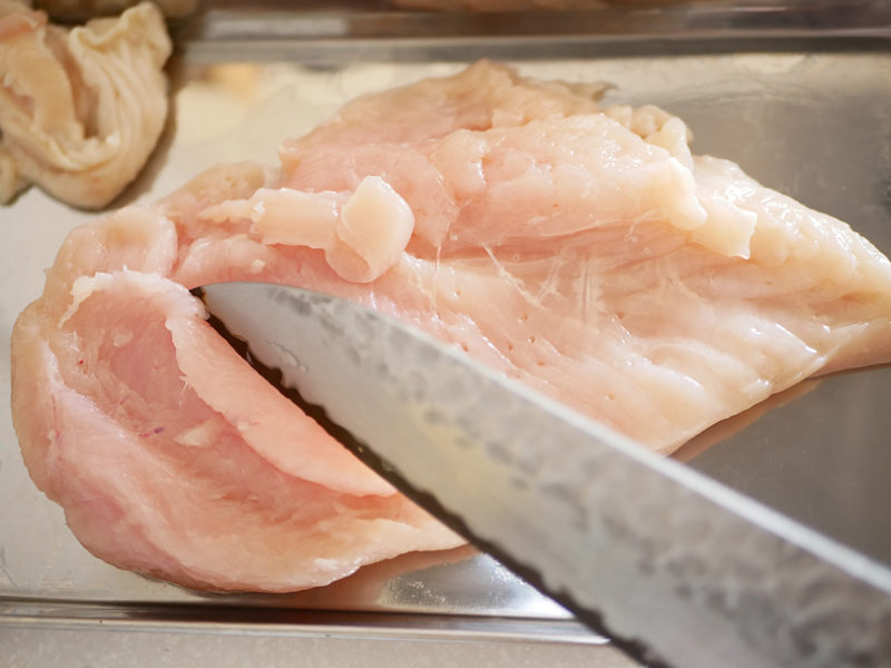 鶏胸肉の皮と筋を取り除き、均等に加熱できるように、分厚い部分は包丁で開きます