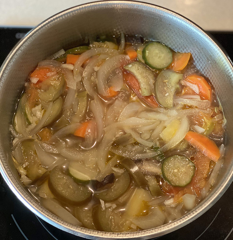 沸騰したら水を野菜の上まで入れて再び蓋をして中弱火で20分煮ます