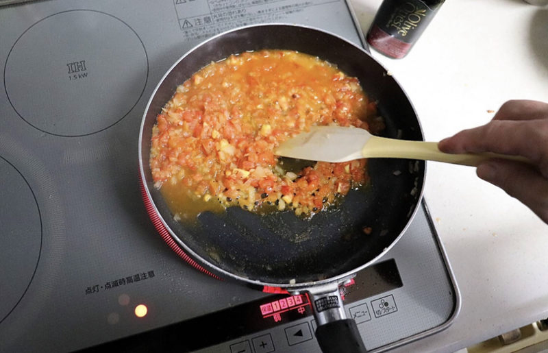 オリーブオイルを入れタマネギを炒めある程度火が通ったらトマトを入れる
