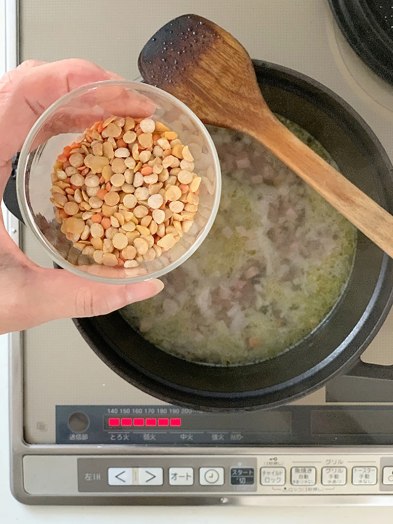 湧いたら鶏がらスープの素と乾燥豆を加えて、蓋をして弱火で15〜20分煮る