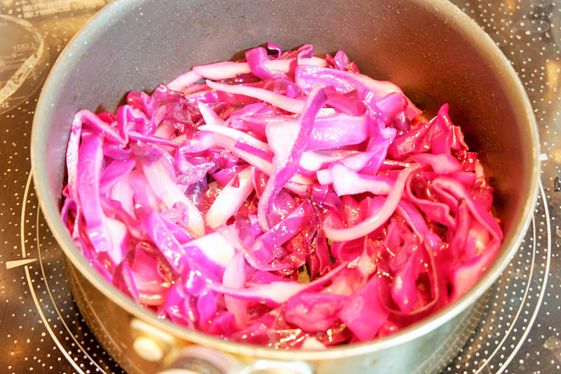 紫キャベツ、玉葱はスライスし、エキストラバージンオリーブオイルを熱した鍋でしんなりするまで炒める
