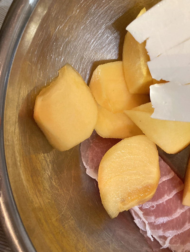 柿、クリームチーズ、生ハムを、食べやすい一口サイズに包丁で切ります
