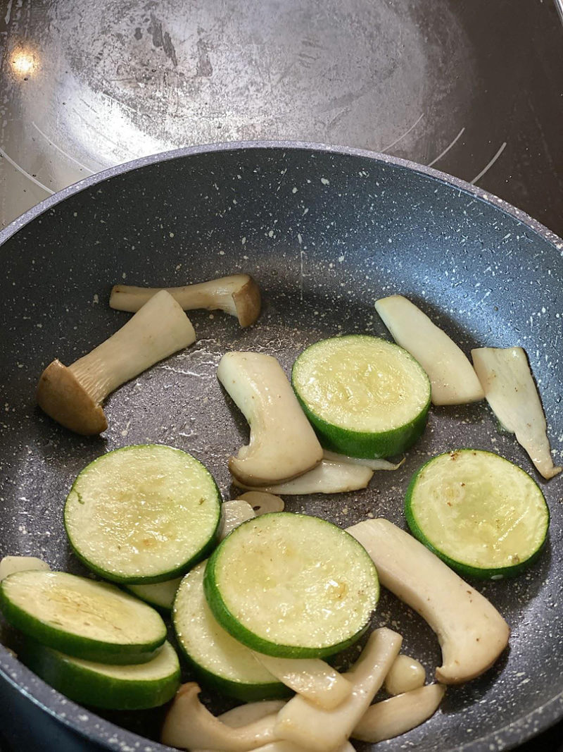 野菜を炒めます