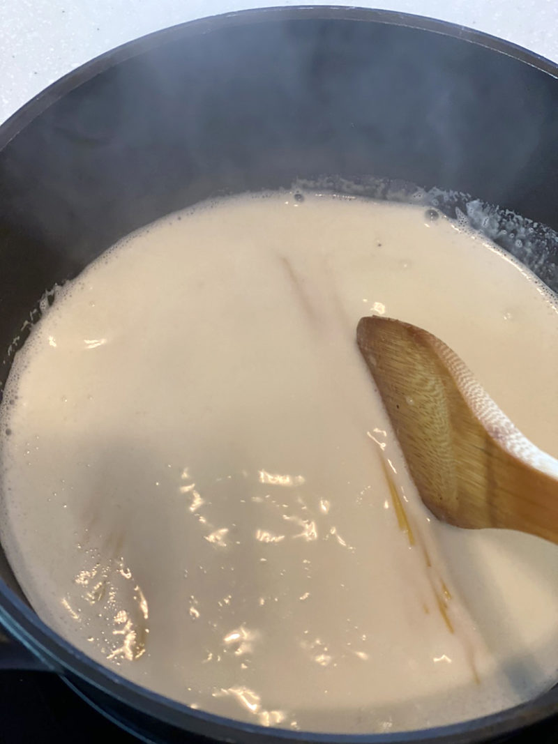 鍋に水、牛乳を入れて沸騰させます
