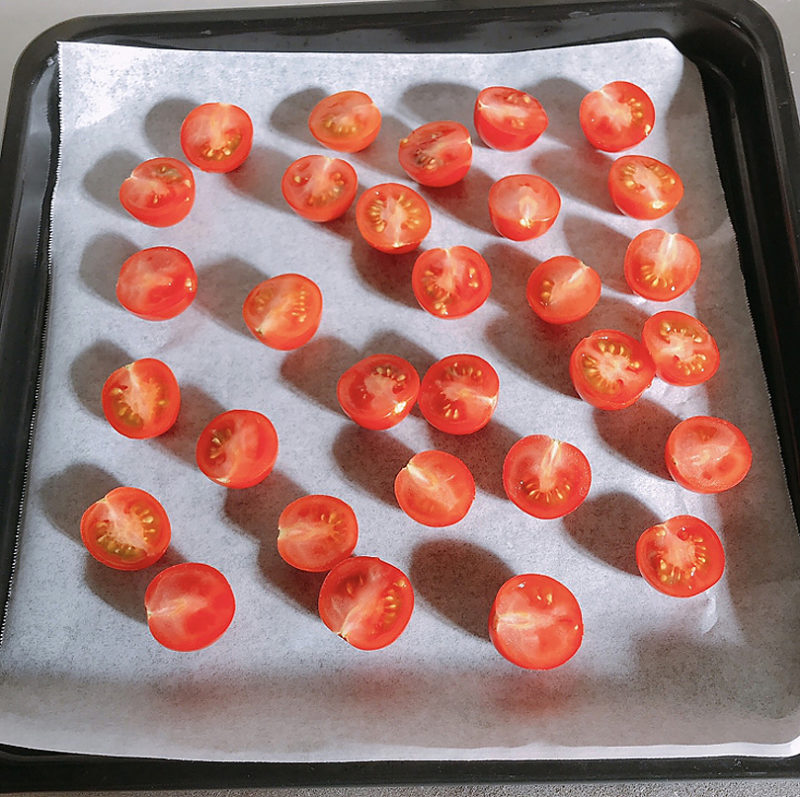 クッキングシートを敷いてトマトを並べます