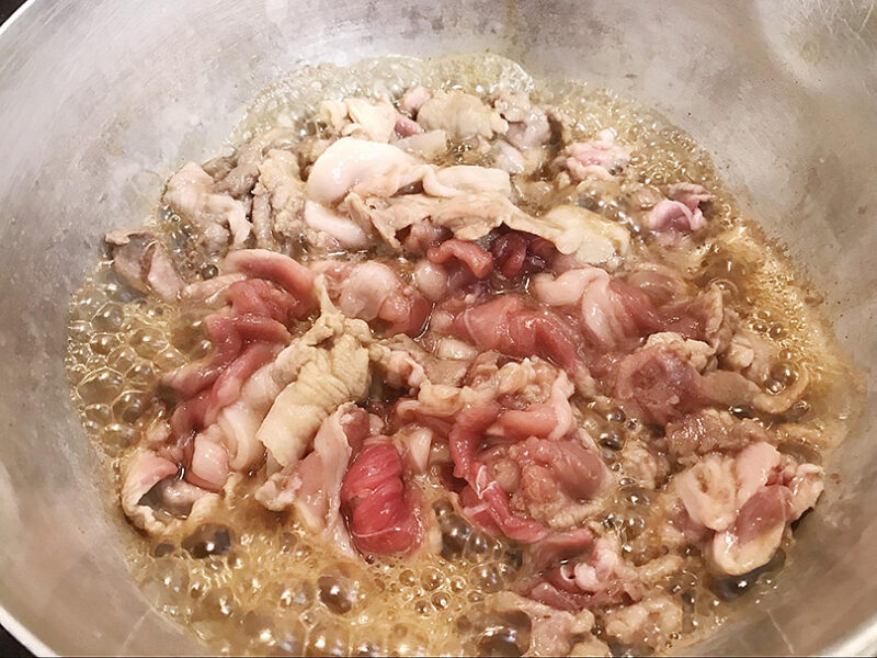 醤油、日本酒、砂糖を入れて豚肉を煮る
