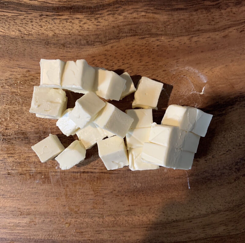 クリームチーズは1cm角くらいの大きさにカット