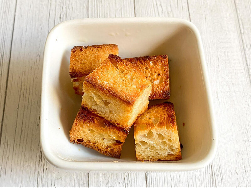 パンを切ってオリーブオイルをからめ、トースターで3〜5分焼く