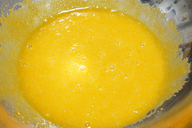 卵黄に砂糖を半分（15g）入れる