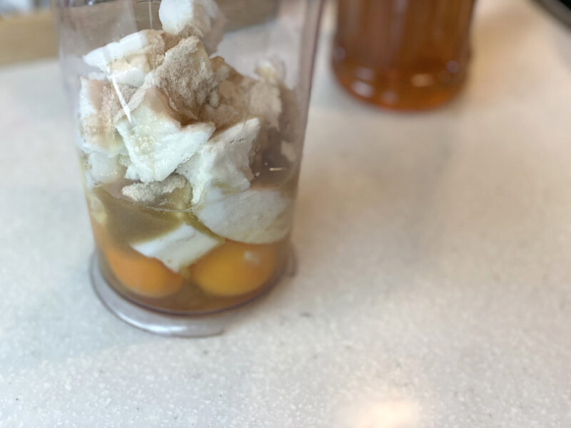 卵を、ちぎったはんぺん、白だし、きび砂糖を入れる