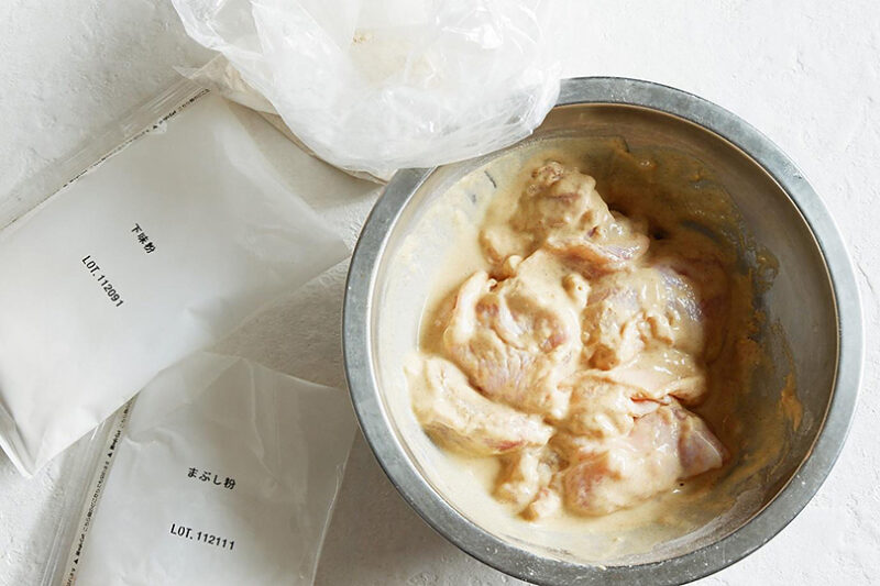 ザクザク韓国チキンの素の「下味粉」をボウルに入れる