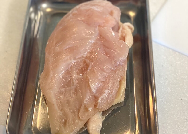 鶏肉の皮の部分を取り除く