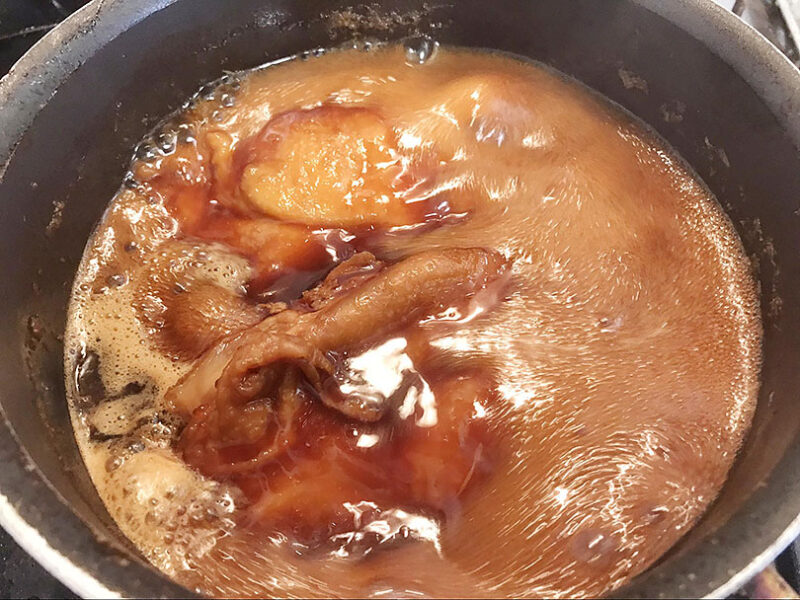 鶏肉を中火位で煮る