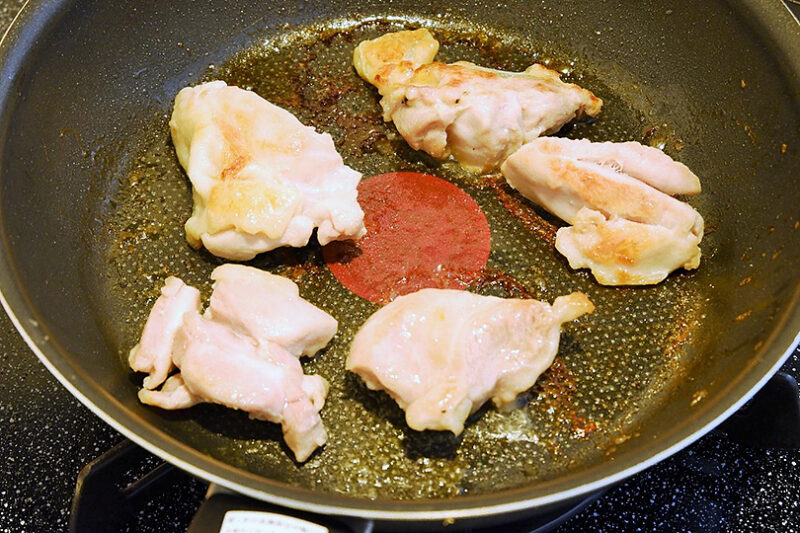 鶏もも肉を炒める