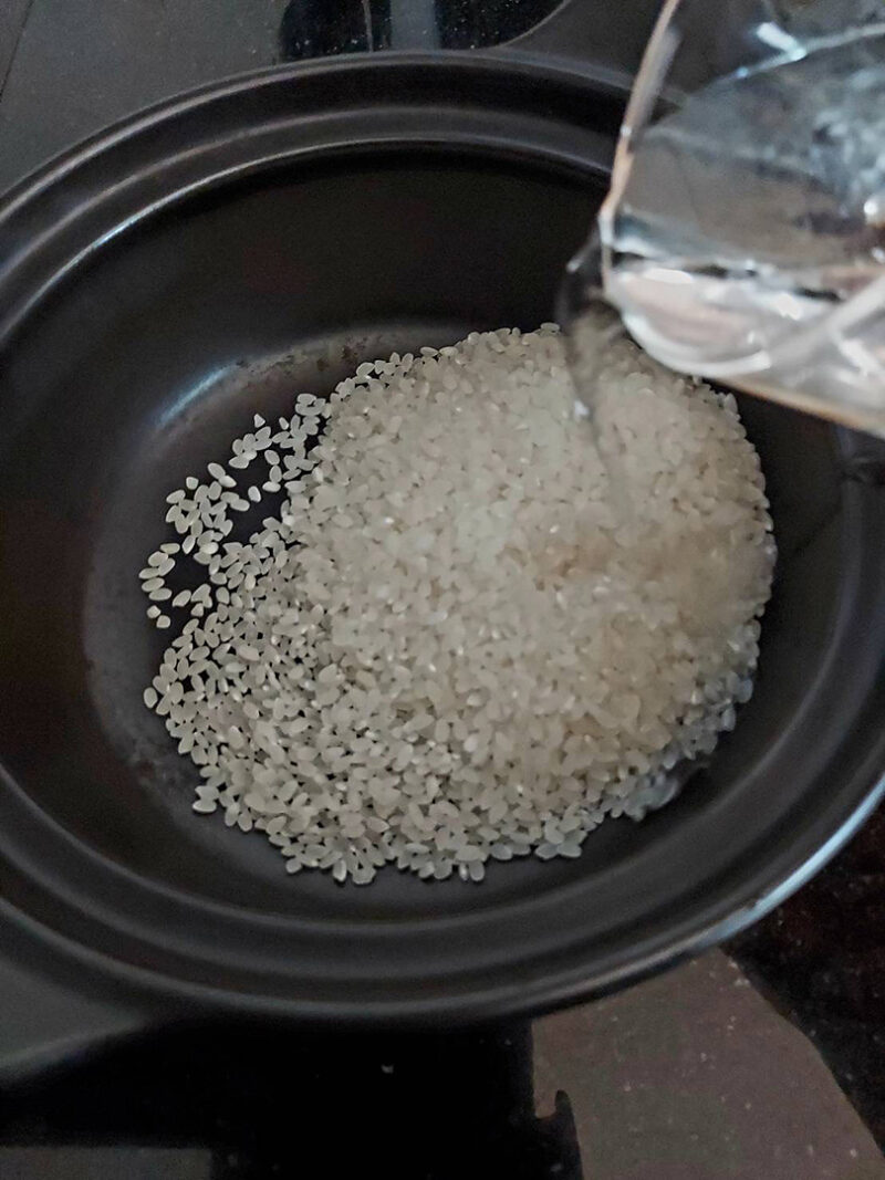 鍋に無洗米と水を入れる