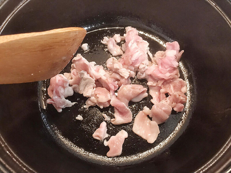 オリーブオイルを入れ、豚肉を炒める