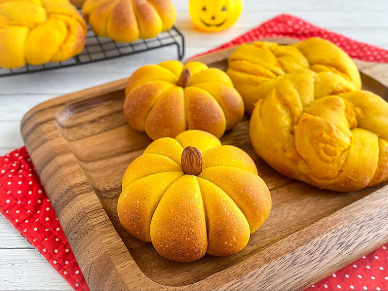 今年のハロウィンはパン作り！「かぼちゃ生地×クリーム」で作るパンレシピ2選