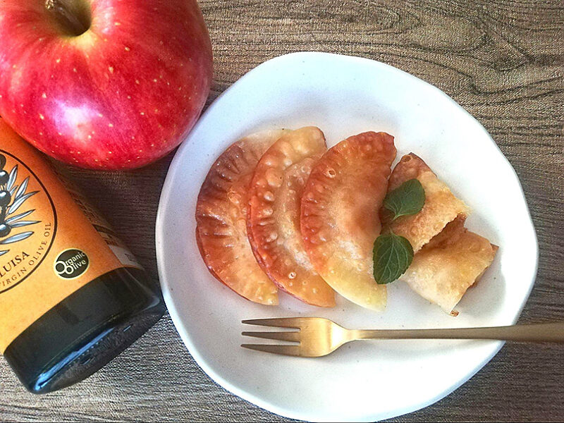 りんごとオリーブオイルは相性抜群！フライパンで作る餃子の皮のアップルパイ