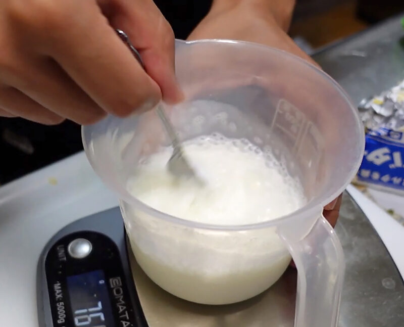 牛乳に小麦粉を溶かす