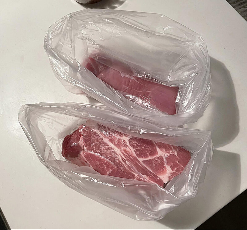 肉と調味料を食品用の保存袋に入れる
