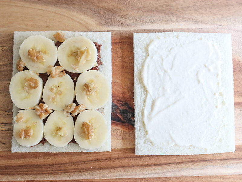 バナナを並べ、くるみをちらす