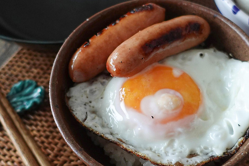 鉄フライパンの簡単レシピ！白身サックサクの目玉焼き丼 | オリーブ