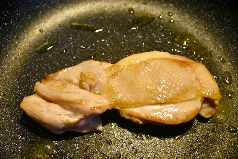 鶏肉をオリーブオイルで焼く