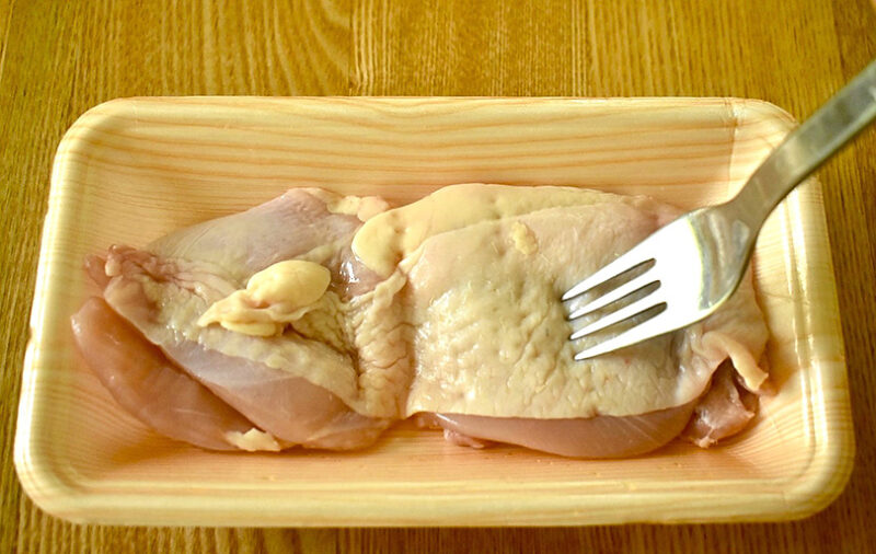 鶏肉はフォーク等で穴を開ける