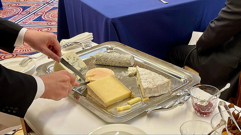 第1回チーズプロフェッショナル・サービスコンクール決勝、希少なチーズをたべまくり！